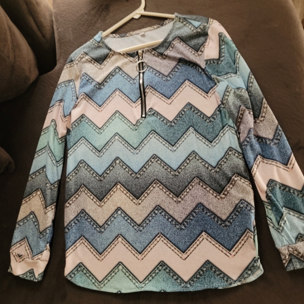 Womens Size M, Super Cute Top To Wear W jeans/Leggings